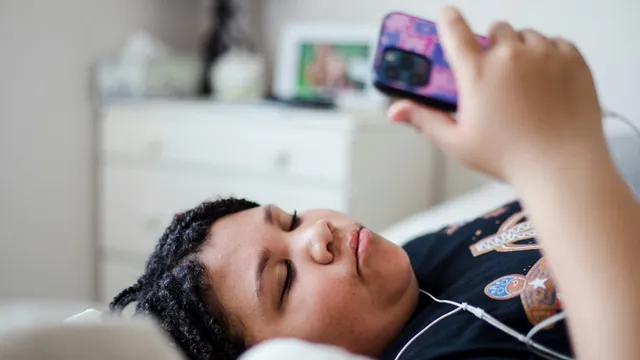 Doomscrolling Before Bed: A Mindful Alternative