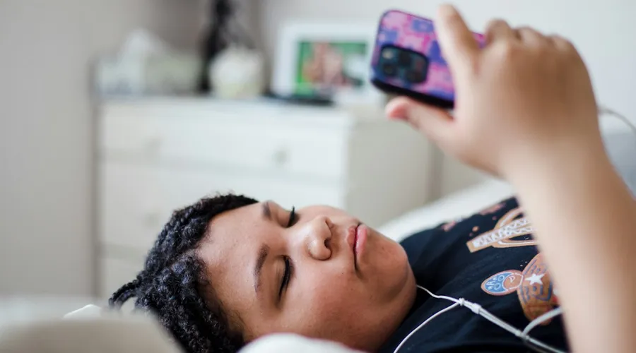 Doomscrolling Before Bed: A Mindful Alternative